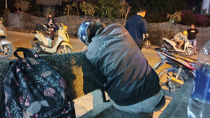 Cảnh sát trắng đêm phong tỏa hiện trường tiêu diệt Tuấn 'khỉ', dân thản nhiên live stream trên mạng - 12