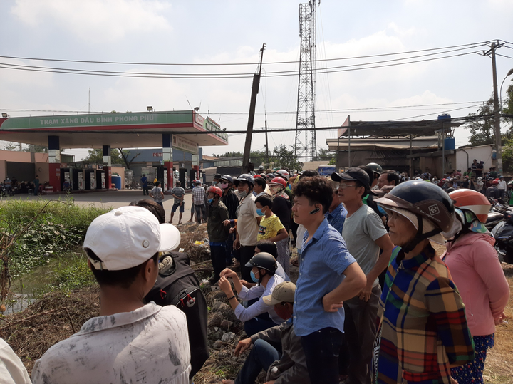 Hiện trường tiêu diệt Tuấn ‘khỉ’ vẫn đông nghịt người 'hóng' - 4