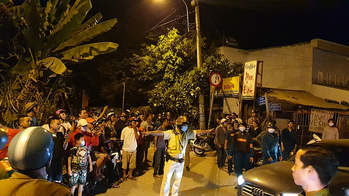 Cảnh sát trắng đêm phong tỏa hiện trường tiêu diệt Tuấn 'khỉ', dân thản nhiên live stream trên mạng - 3