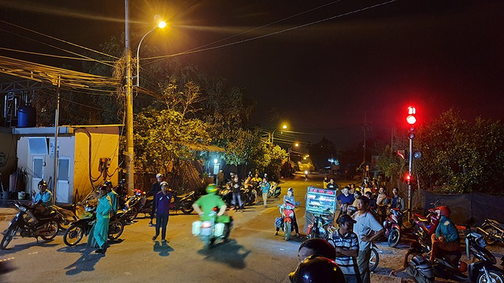 Cảnh sát trắng đêm phong tỏa hiện trường tiêu diệt Tuấn 'khỉ', dân thản nhiên live stream trên mạng - 5