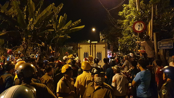 Cảnh sát trắng đêm phong tỏa hiện trường tiêu diệt Tuấn 'khỉ', dân thản nhiên live stream trên mạng - 6