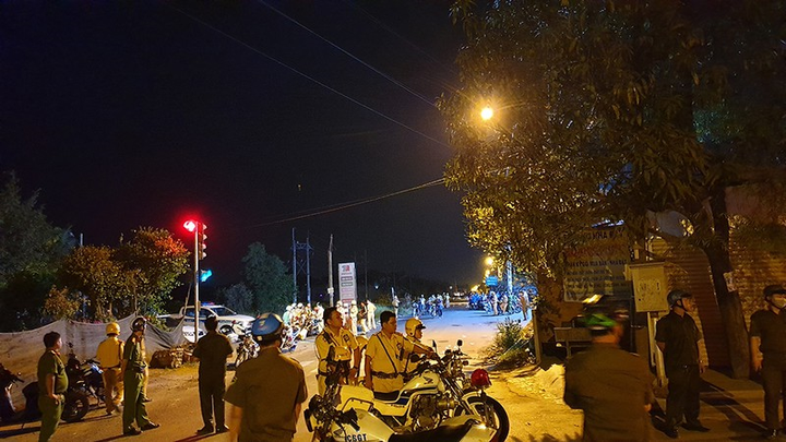 Cảnh sát trắng đêm phong tỏa hiện trường tiêu diệt Tuấn 'khỉ', dân thản nhiên live stream trên mạng - 7