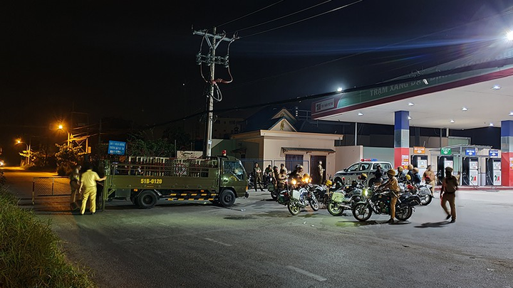 Cảnh sát trắng đêm phong tỏa hiện trường tiêu diệt Tuấn 'khỉ', dân thản nhiên live stream trên mạng - 8