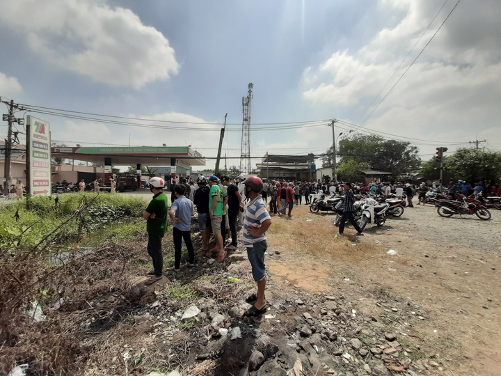 Hiện trường tiêu diệt Tuấn ‘khỉ’ vẫn đông nghịt người 'hóng' - 3