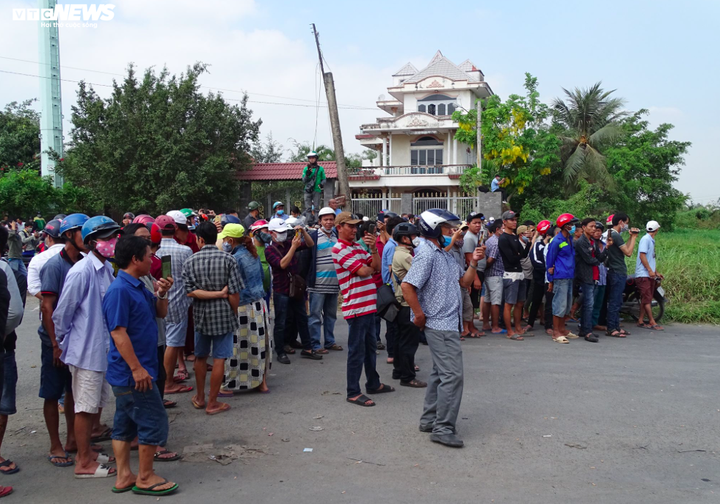 Hiện trường tiêu diệt Tuấn ‘khỉ’ vẫn đông nghịt người 'hóng' - 6