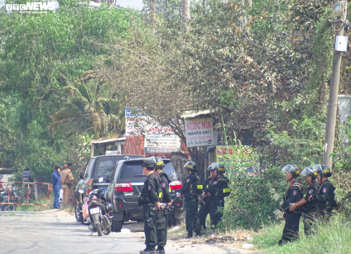 Hiện trường tiêu diệt Tuấn ‘khỉ’ vẫn đông nghịt người 'hóng' - 10