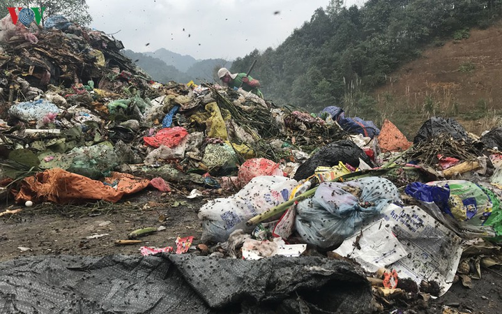 Bãi rác không được xử lý, nhà 60 hộ dân Bắc Kạn bị ruồi nhặng vây kín - 3