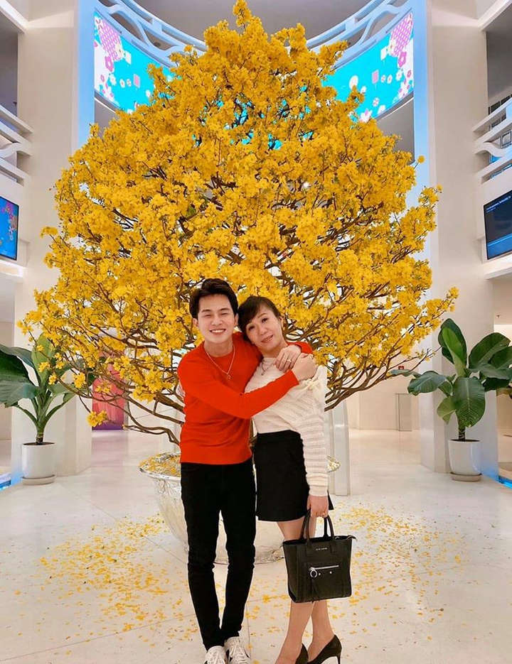 Valentine 2020: Vợ chồng Đông Nhi - Ông Cao Thắng bên nhau tình tứ, Phạm Hương khoe nhẫn kim cương đắt đỏ - 5