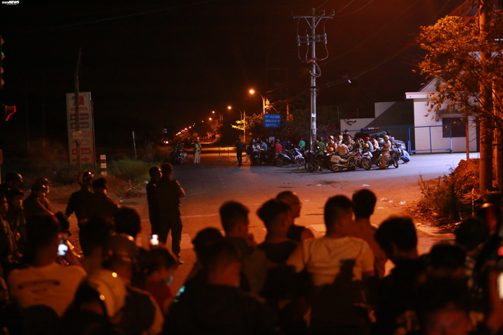 Hiện trường tiêu diệt Tuấn ‘khỉ’ vẫn đông nghịt người 'hóng' - 13