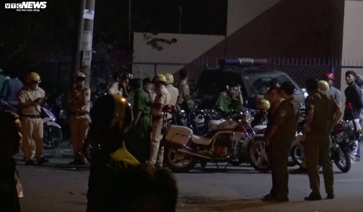 Hiện trường tiêu diệt Tuấn ‘khỉ’ vẫn đông nghịt người 'hóng' - 12