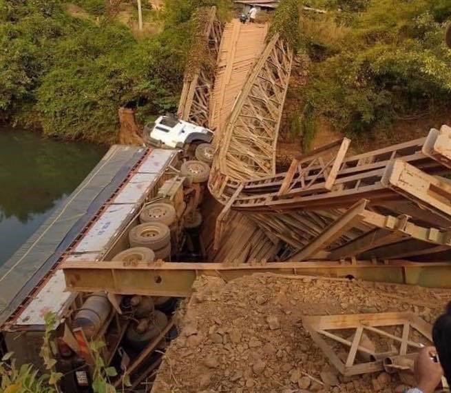 Cầu sắt ở Gia Lai sập gãy sau khi xe tải đi qua - 1