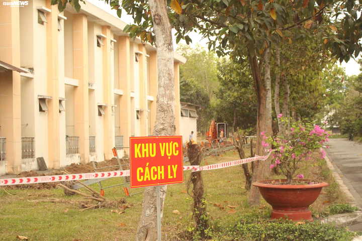 Bệnh viện dã chiến TP.HCM đón người bị cách ly - 2