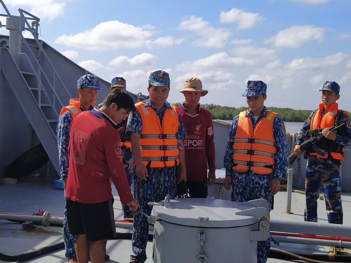 Cảnh sát biển tạm giữ tàu chở 100.000 lít dầu DO không rõ nguồn gốc - 1