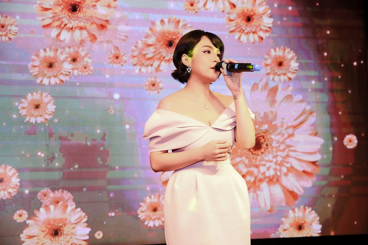 Lệ Quyên khoe nhan sắc trẻ trung, tự tin đọ dáng với đàn em - 5