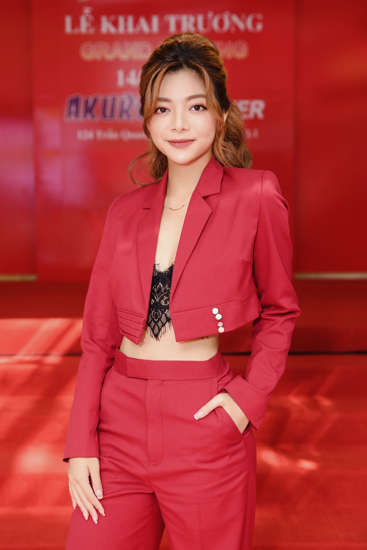 Lệ Quyên khoe nhan sắc trẻ trung, tự tin đọ dáng với đàn em - 8