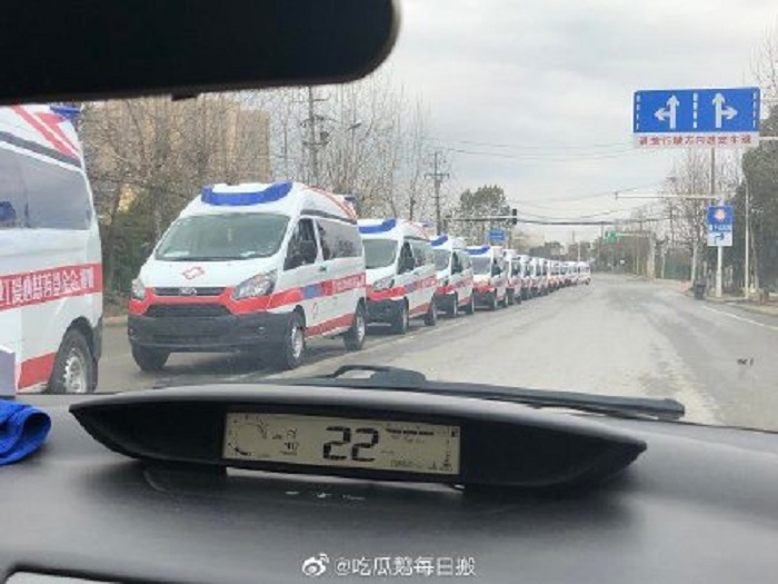 Đoàn xe cứu thương từ thiện của nghệ sĩ cập bến Vũ Hán - 1