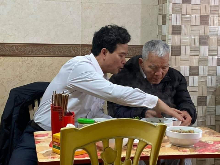 Cảm động hình ảnh con trai ân cần bón cho cha già từng thìa bún - 2