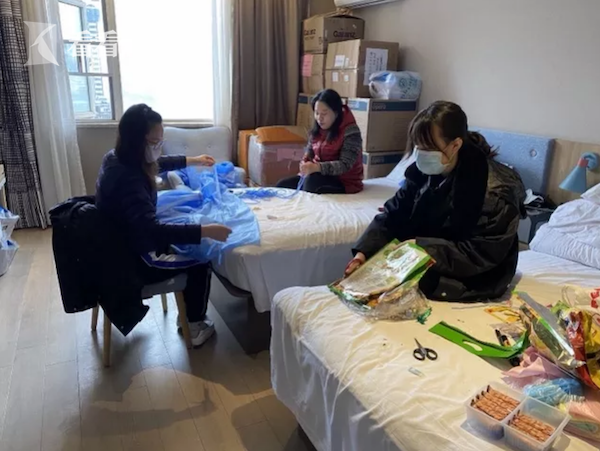 Nữ y tá Vũ Hán nhận lời cầu hôn ngọt ngào trong bộ váy cưới đặc biệt - 1