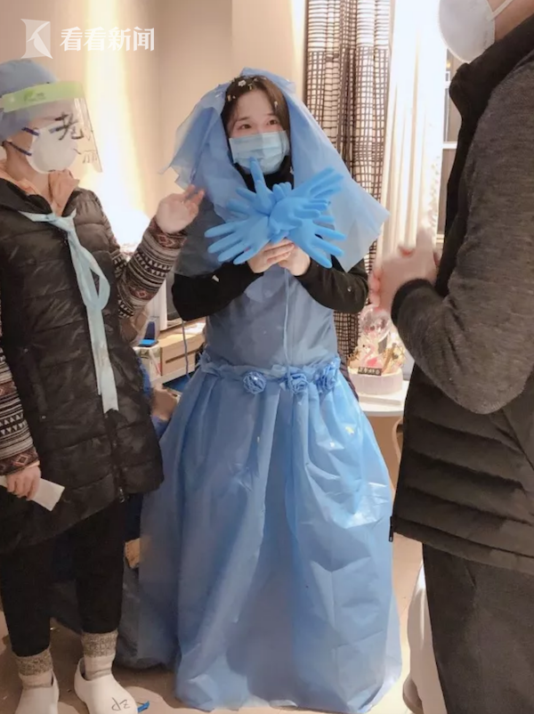 Nữ y tá Vũ Hán nhận lời cầu hôn ngọt ngào trong bộ váy cưới đặc biệt - 2