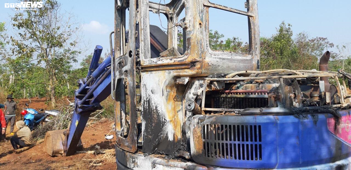 Truy tìm kẻ đốt trụi máy xúc của dân gây thiệt hại gần nửa tỷ đồng ở Đắk Lắk - 2