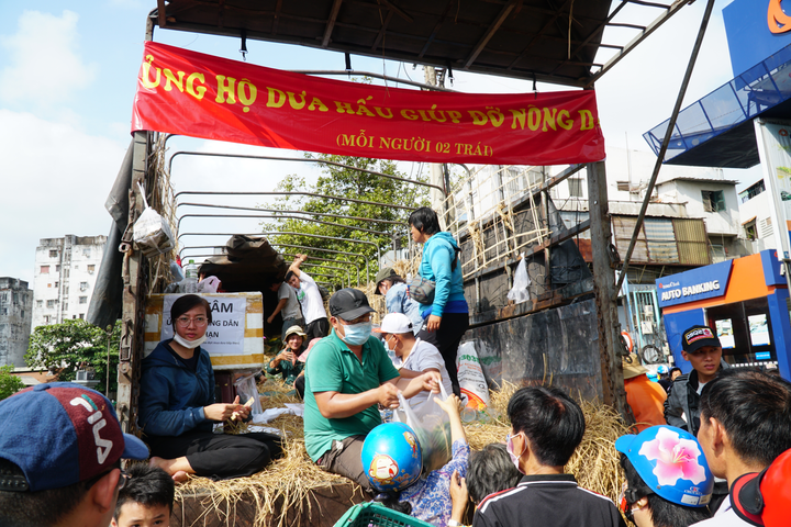 Dân TP.HCM xếp hàng dài nhận dưa hấu miễn phí - 1