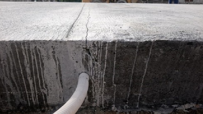 Đường cứu hộ gần 700 tỷ chưa xong đã nứt ở Huế: Phó Chủ tịch tỉnh trực tiếp kiểm tra - 1