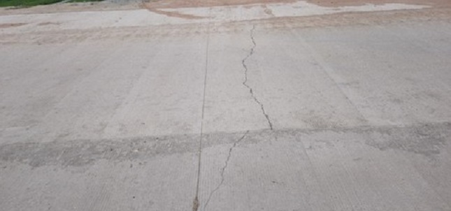 Đường cứu hộ gần 700 tỷ chưa xong đã nứt ở Huế: Phó Chủ tịch tỉnh trực tiếp kiểm tra - 2