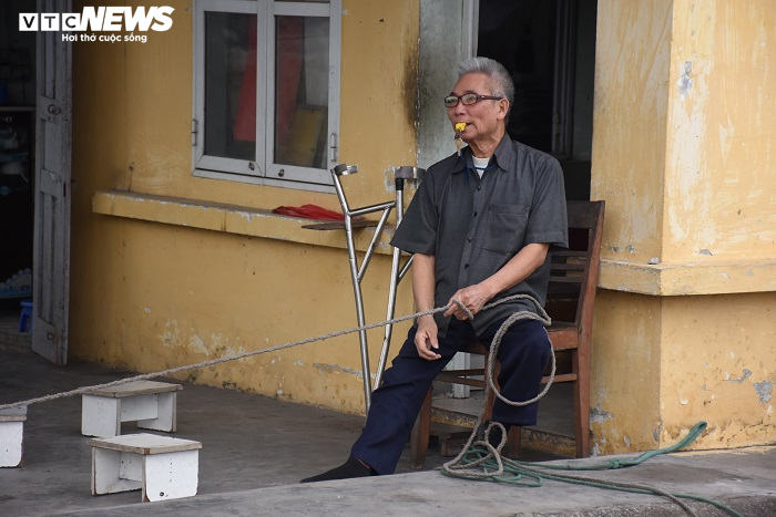 Ông lão khuyết tật tình nguyện làm 'barie sống' tại ngã tư 'tử thần' ở Hải Phòng - 3