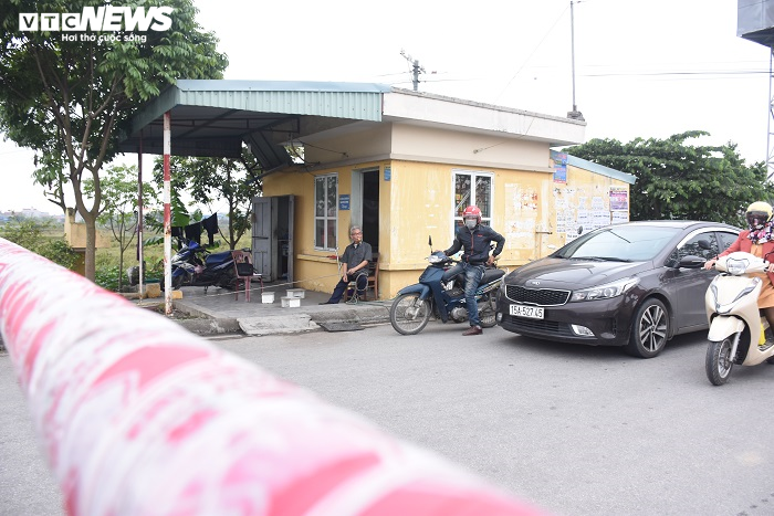 Ông lão khuyết tật tình nguyện làm 'barie sống' tại ngã tư 'tử thần' ở Hải Phòng - 1