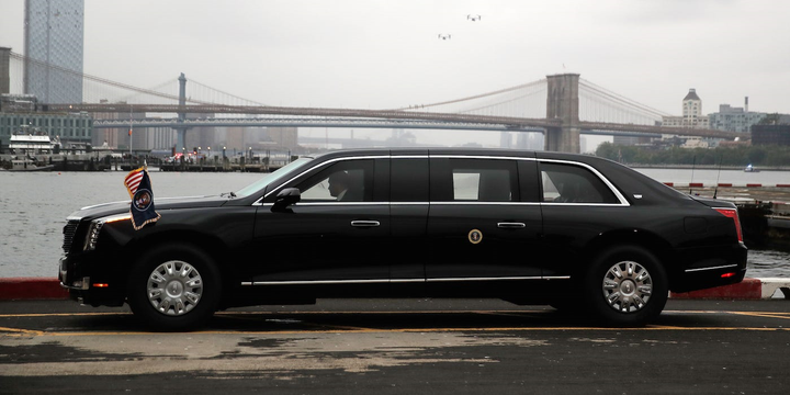 Chi tiết về 'quái thú' của Tổng thống Trump trên đường đua Daytona 500 - 7