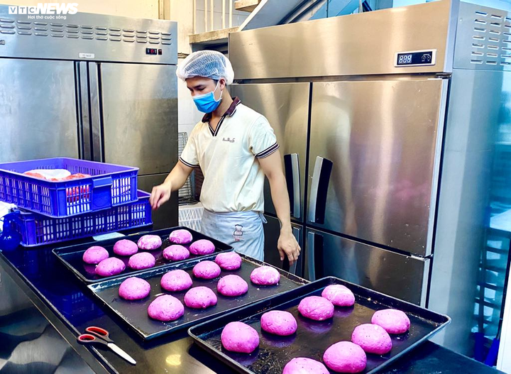 Dân TP.HCM xếp hàng dài cả trăm mét, chờ mua bằng được bánh mì thanh long - 7