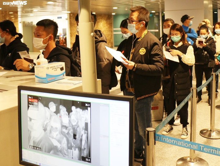 Cận cảnh tuyến đầu chống dịch Covid-19 ở Sân bay Đà Nẵng - 1