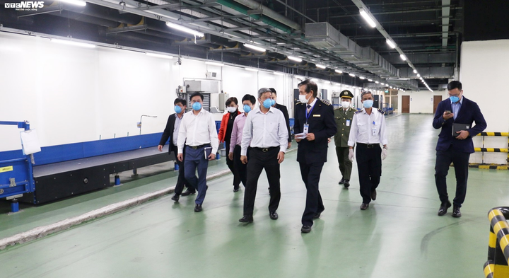 Cận cảnh tuyến đầu chống dịch Covid-19 ở Sân bay Đà Nẵng - 10