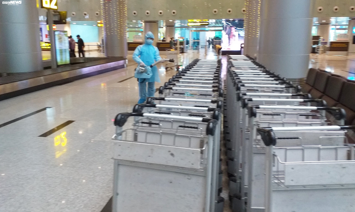 Cận cảnh tuyến đầu chống dịch Covid-19 ở Sân bay Đà Nẵng - 7