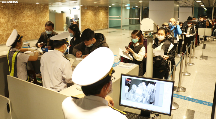 Cận cảnh tuyến đầu chống dịch Covid-19 ở Sân bay Đà Nẵng - 3