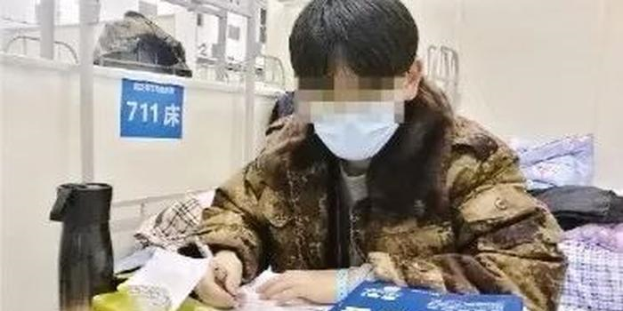 Học sinh Trung Quốc nhiễm Covid-19 miệt mài ôn thi trong bệnh viện - 1