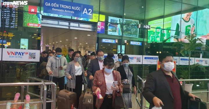 14 bệnh viện ở TP.HCM cử điều dưỡng đến sân bay Tân Sơn Nhất - 1