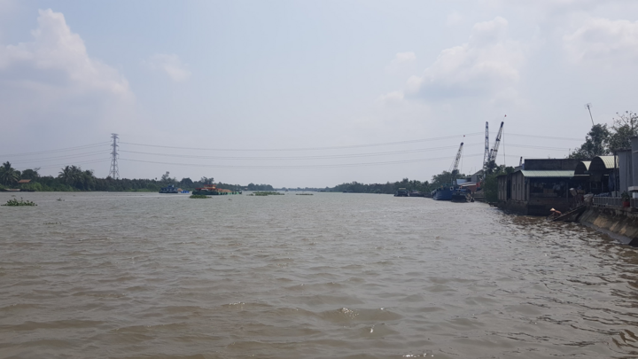 Hạn mặn khốc liệt, nhà vườn miền Tây thuê sà lan chở nước ngọt cứu sầu riêng - 1