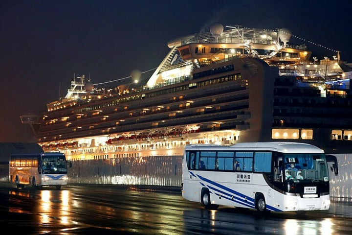 14 người Mỹ trên du thuyền Diamond Princess nhiễm nCoV bay về nước cùng hơn 200 đồng hương - 1