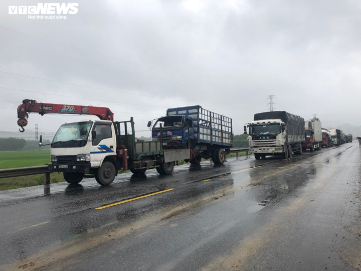 Xe 16 chỗ vượt ẩu đâm sầm vào xe khách, nhiều người thương vong ở Huế - 3