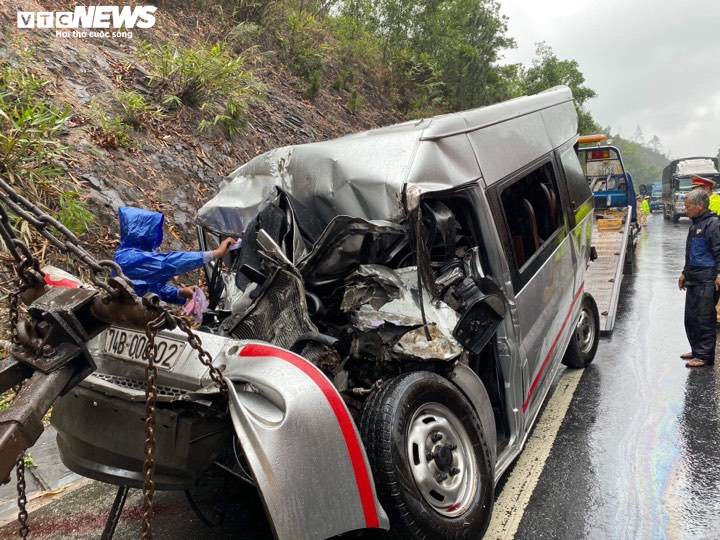 Xe 16 chỗ vượt ẩu đâm sầm vào xe khách, nhiều người thương vong ở Huế - 2