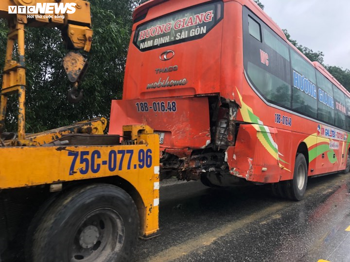 Xe 16 chỗ vượt ẩu đâm sầm vào xe khách, nhiều người thương vong ở Huế - 4