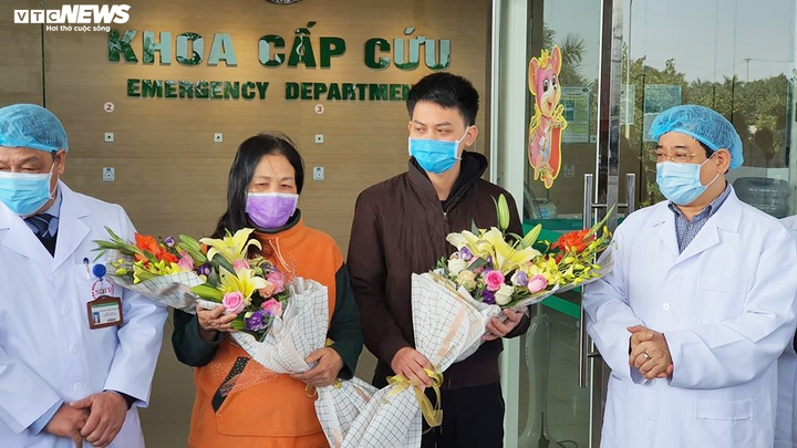 Bệnh nhân nhiễm Covid-19 ra viện xin lỗi 'vì làm cả nước vất vả, nhiều người không được nghỉ Tết' - 2