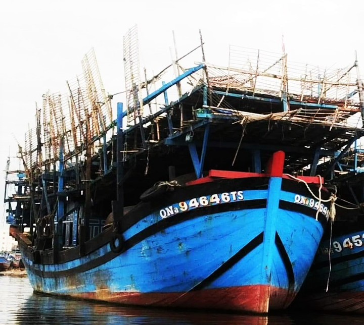 Tàu câu mực bốc cháy ở Trường Sa, 33 ngư dân được ứng cứu kịp thời - 1