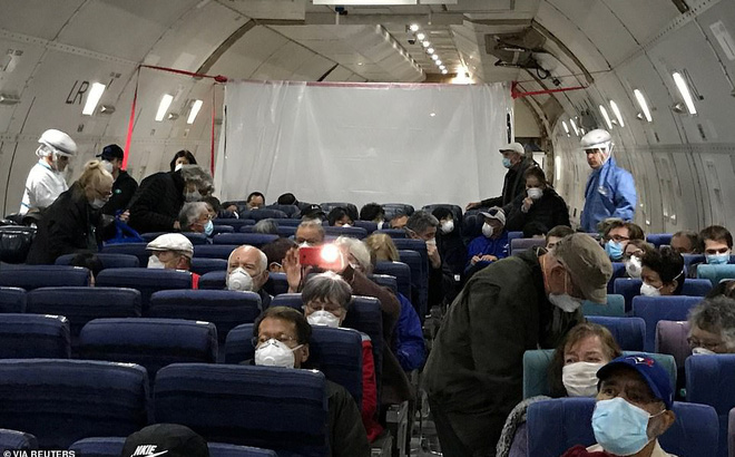 Chuyến bay về nước đầy thấp thỏm của hàng trăm công dân Mỹ rời du thuyền Nhật - 2