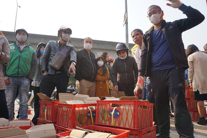 Người Hà Nội chen nhau 'giải cứu' sầu riêng - 8