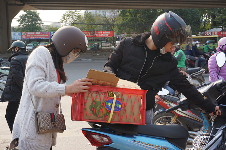 Người Hà Nội chen nhau 'giải cứu' sầu riêng - 12