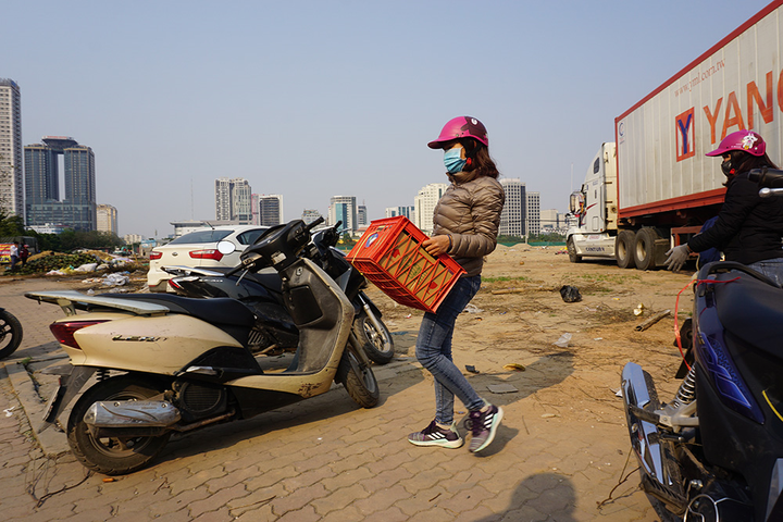 Người Hà Nội chen nhau 'giải cứu' sầu riêng - 11