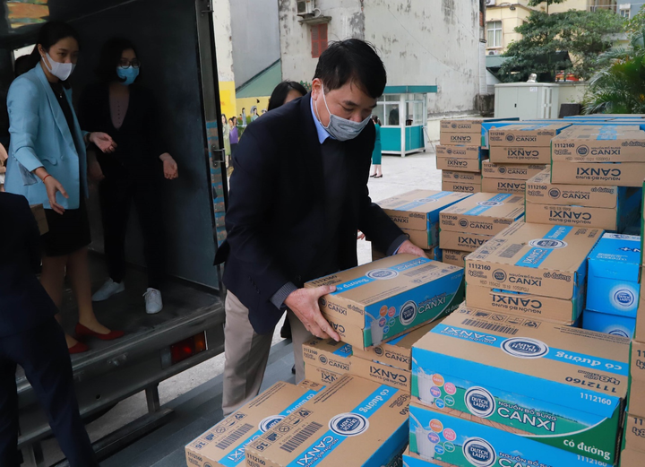 Sữa Cô Gái Hà Lan tặng sữa và xà phòng rửa tay cho người dân vùng dịch tỉnh Vĩnh Phúc - 4