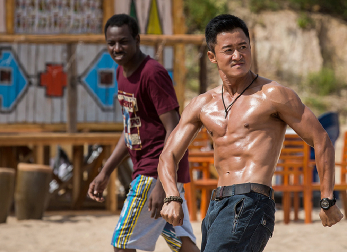 Ngô Kinh dùng ngón tay trỏ đẩy ô tô - 2